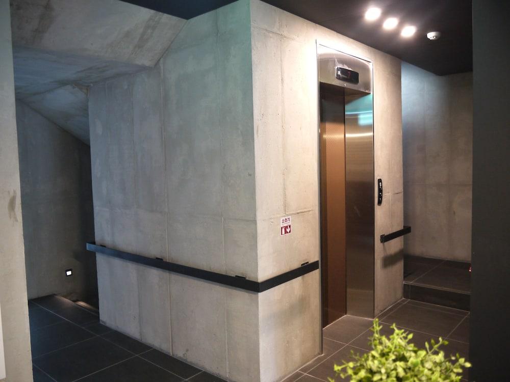 Hostel Cleo Seoul Hongdae Exterior photo