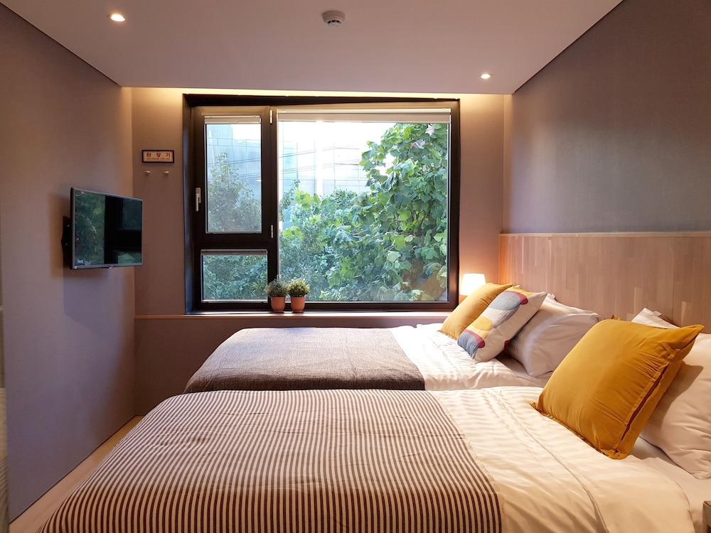 Hostel Cleo Seoul Hongdae Exterior photo