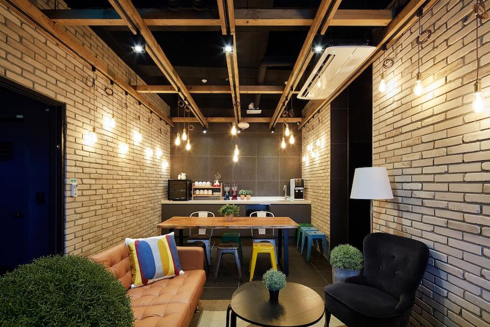 Hostel Cleo Seoul Hongdae Exterior photo