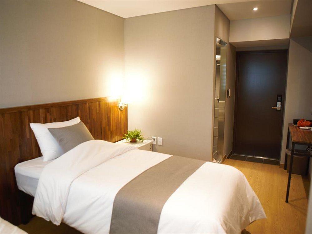 Hostel Cleo Seoul Hongdae Exterior photo